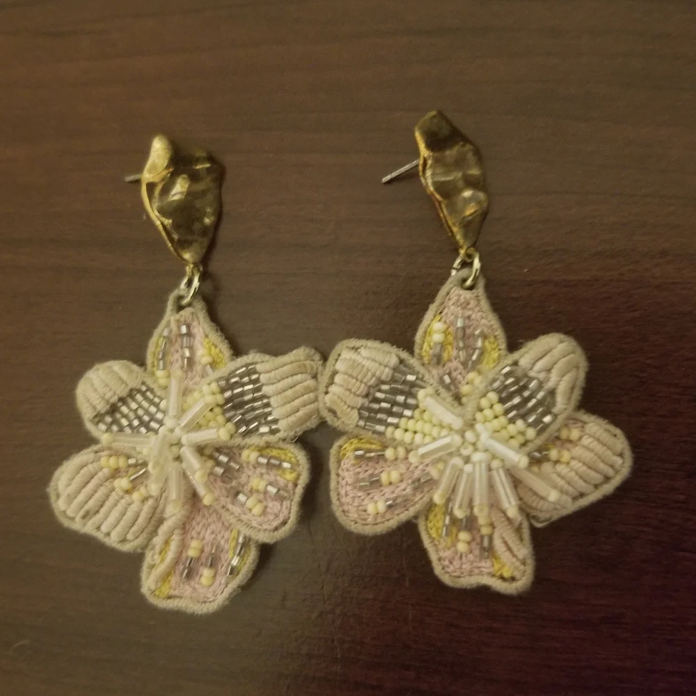 Mignonne Gavigan Pink Floral Beaded Earrings - Picture 2 of 6